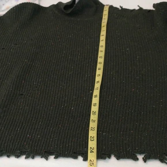 👀NWT! Distressed sweater, tagged as M but more like L/XL. Dark green.See pics. - Picture 9 of 13